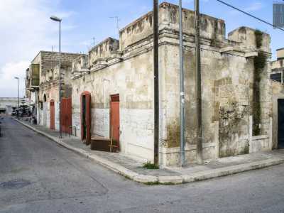 Uno dei tanti edifici diroccati dell'area 